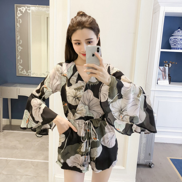 Salopeta de dama moderna cu maneci lungi si model floral