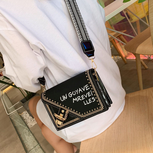 Geanta de dama cu element metalic si maner lung