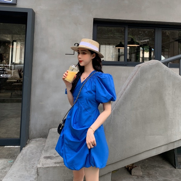 Модерна дамска рокля широк модел с къс ръкав в син и бял цвят 