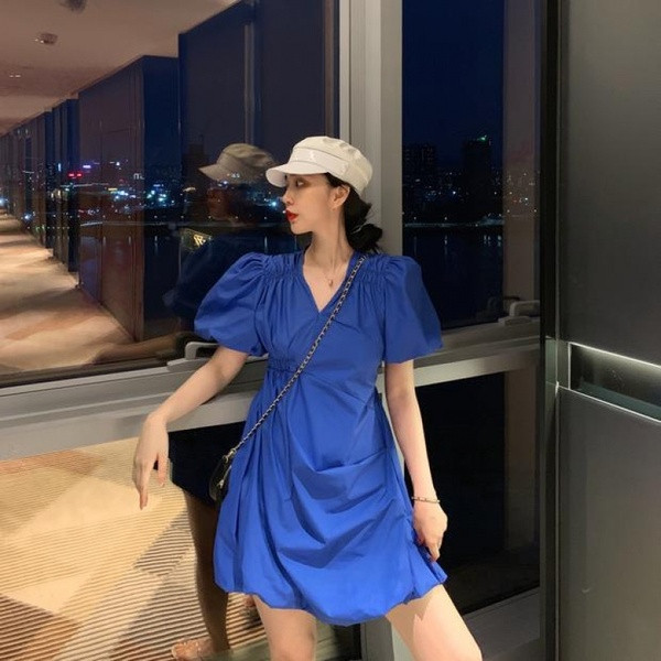 Модерна дамска рокля широк модел с къс ръкав в син и бял цвят 