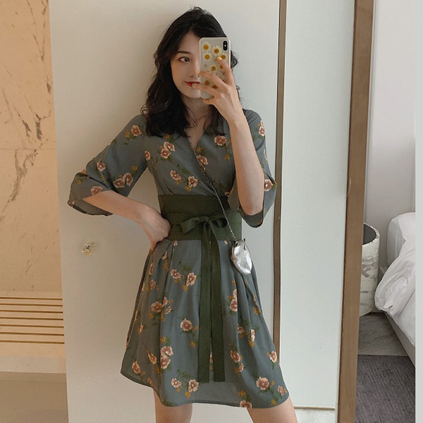 Rochie casual de dama cu model floral cu decolteu in V