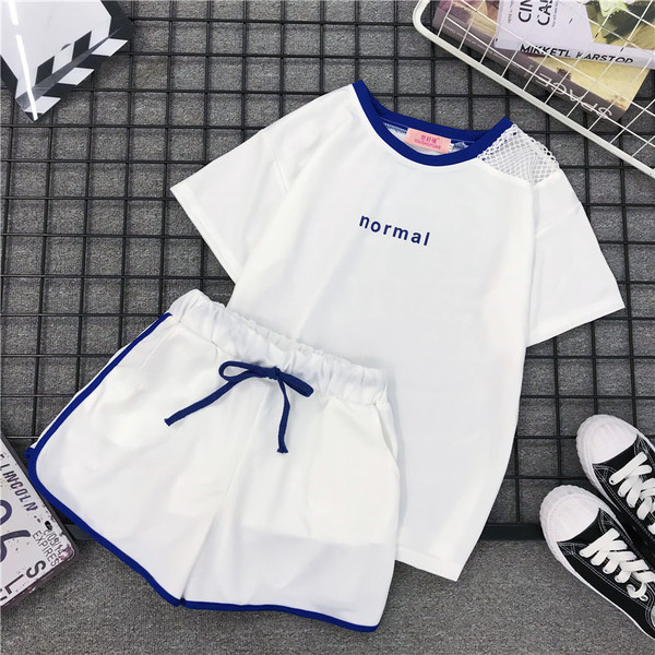 Set casual pentru femei care include un tricou și pantaloni scurți în două culori
