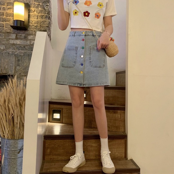 Fusta de dama moderna din denim cu buzunar si nasturi colorati