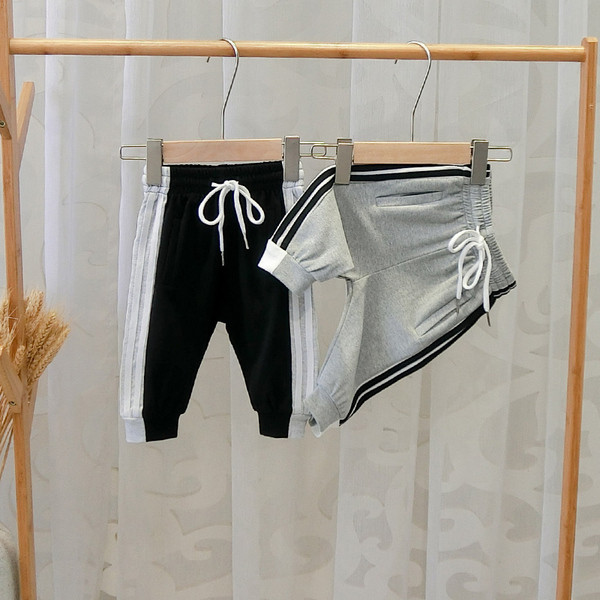 Pantaloni sport moderni pentru baieti in negru si gri