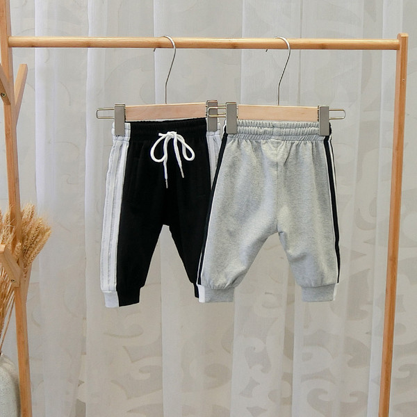 Pantaloni sport moderni pentru baieti in negru si gri