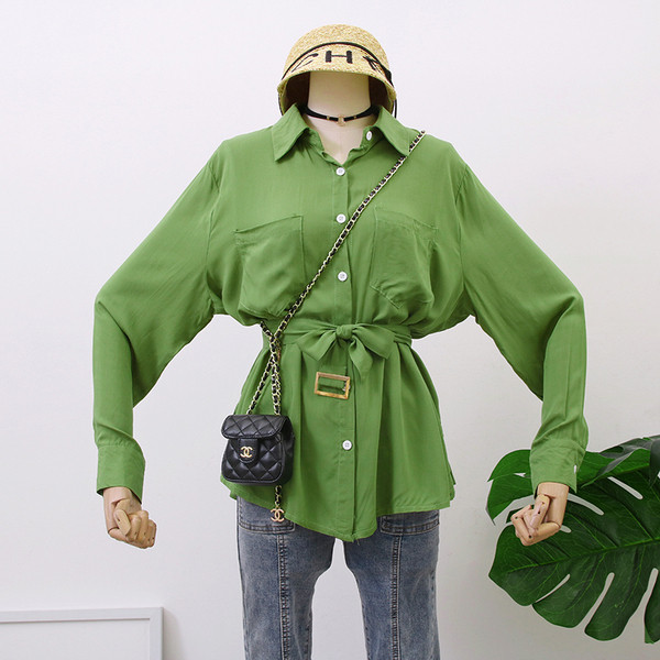 Cămașă modernă de damă cu curea în alb, negru și verde