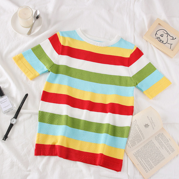 Bluză de damă în dungi colorate, cu mâneci scurte