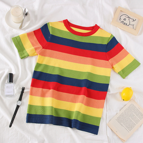 Bluză de damă în dungi colorate, cu mâneci scurte