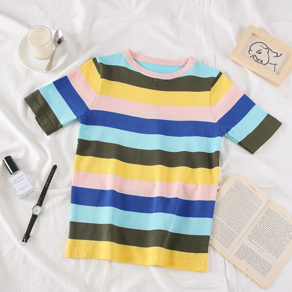 Bluză de damă în dungi colorate, cu mâneci scurte