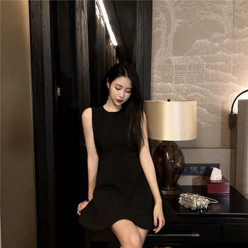 Rochie scurtă de damă modernă de culoare neagră