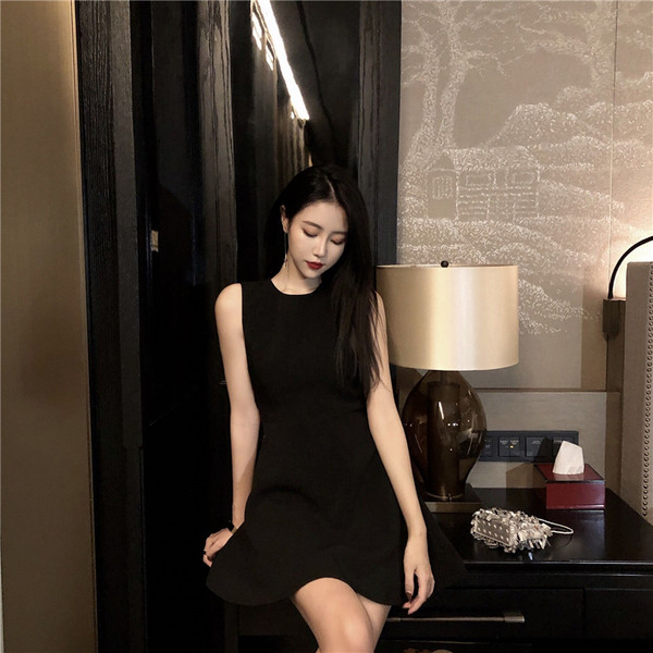 Rochie scurtă de damă modernă de culoare neagră