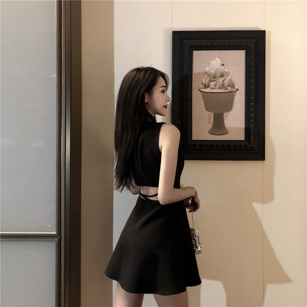 Rochie scurtă de damă modernă de culoare neagră