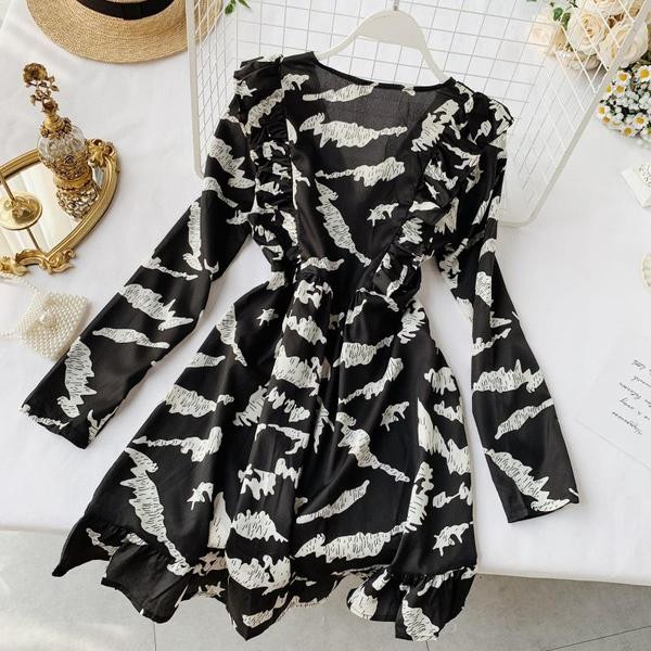 Rochie modernă de damă cu mâneci lungi și decolteu adânc de culoare neagră