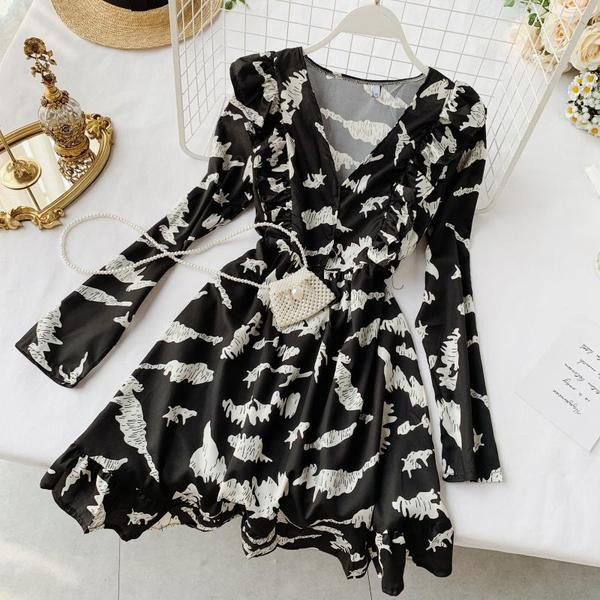 Rochie modernă de damă cu mâneci lungi și decolteu adânc de culoare neagră