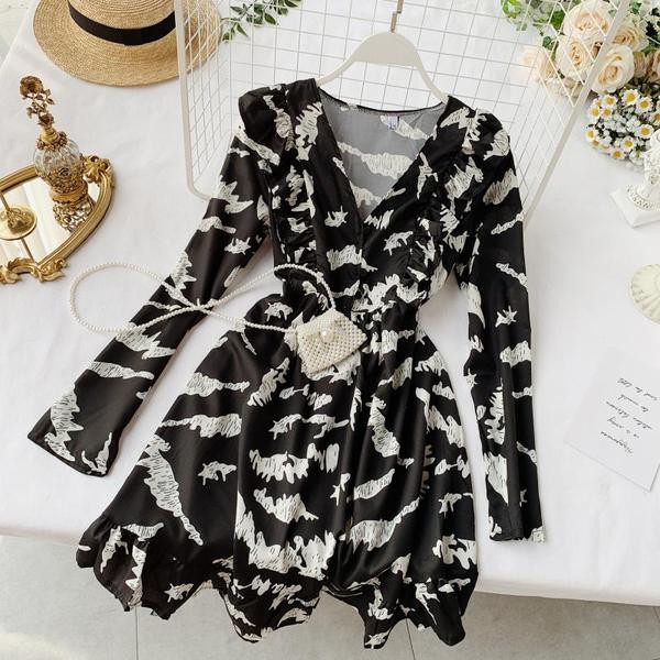 Rochie modernă de damă cu mâneci lungi și decolteu adânc de culoare neagră