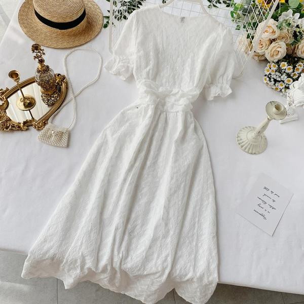 Модерна дамска бяла рокля с къс ръкав и копчета