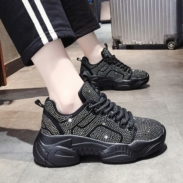 Μοντέρνα γυναικεία αθλητικά παπούτσια με πέτρες σε άσπρο και μαύρο χρώμα