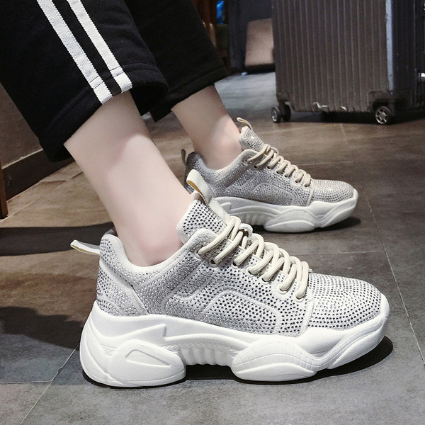 Μοντέρνα γυναικεία αθλητικά παπούτσια με πέτρες σε άσπρο και μαύρο χρώμα