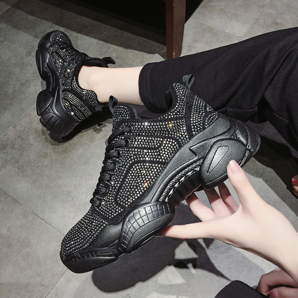 Μοντέρνα γυναικεία αθλητικά παπούτσια με πέτρες σε άσπρο και μαύρο χρώμα