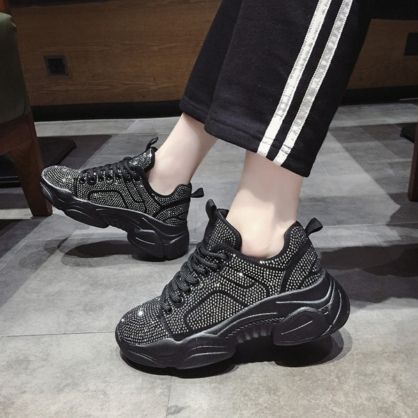 Μοντέρνα γυναικεία αθλητικά παπούτσια με πέτρες σε άσπρο και μαύρο χρώμα