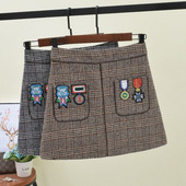 Fusta de dama cu embleme colorate in doua culori