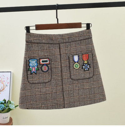 Fusta de dama cu embleme colorate in doua culori