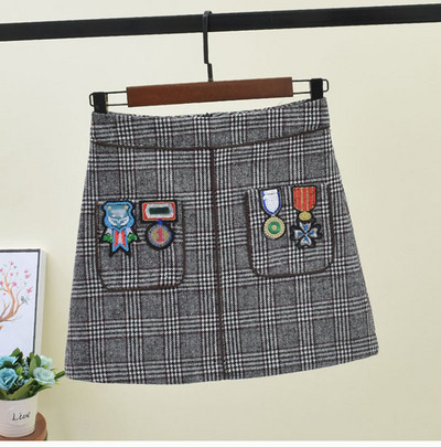 Fusta de dama cu embleme colorate in doua culori