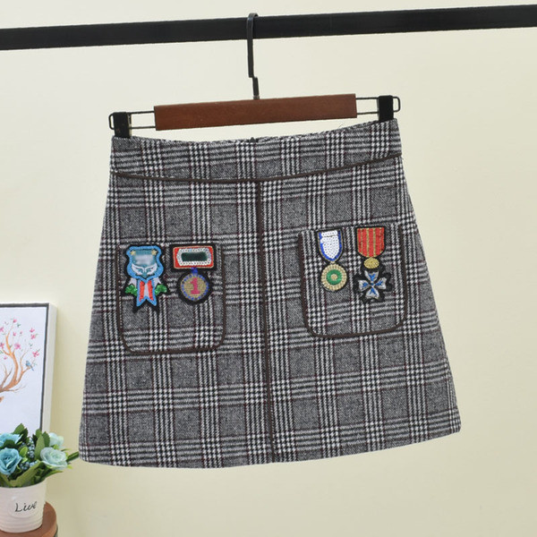 Fusta de dama cu embleme colorate in doua culori