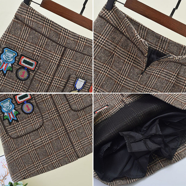 Fusta de dama cu embleme colorate in doua culori