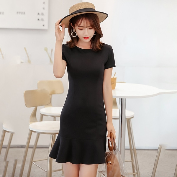 Стилна дамска рокля с къс ръкав в бял и черен цвят