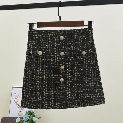 Fusta de dama stilata cu nasturi in cateva zile