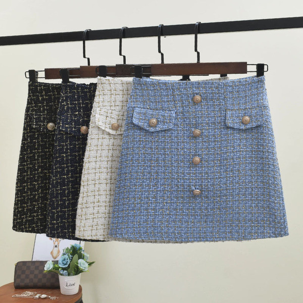 Fusta de dama stilata cu nasturi in cateva zile