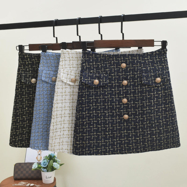 Fusta de dama stilata cu nasturi in cateva zile