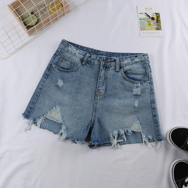 Blugi scurti de dama de culoare albastra cu motive rupte si buzunare