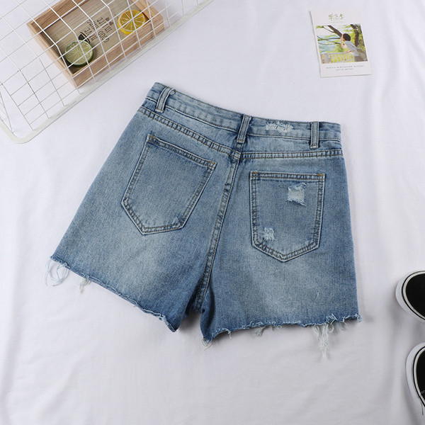 Blugi scurti de dama de culoare albastra cu motive rupte si buzunare