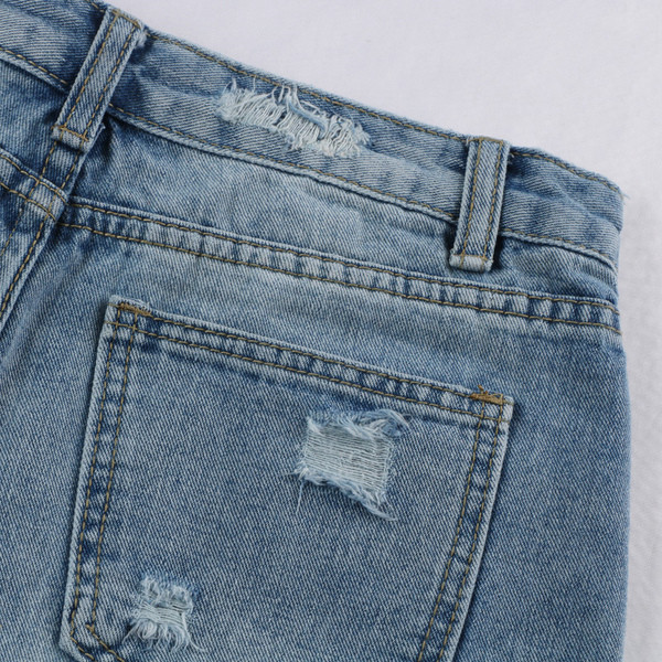 Blugi scurti de dama de culoare albastra cu motive rupte si buzunare