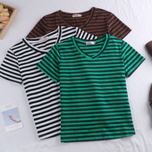 Tricou de damă cu dungi în trei culori, cu decolteu în V