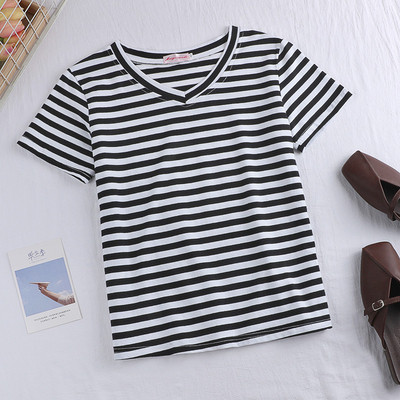 Tricou de damă cu dungi în trei culori, cu decolteu în V