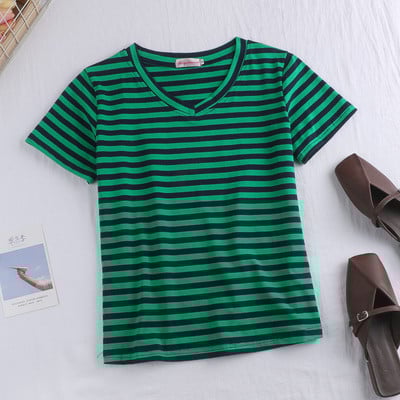 Tricou de damă cu dungi în trei culori, cu decolteu în V