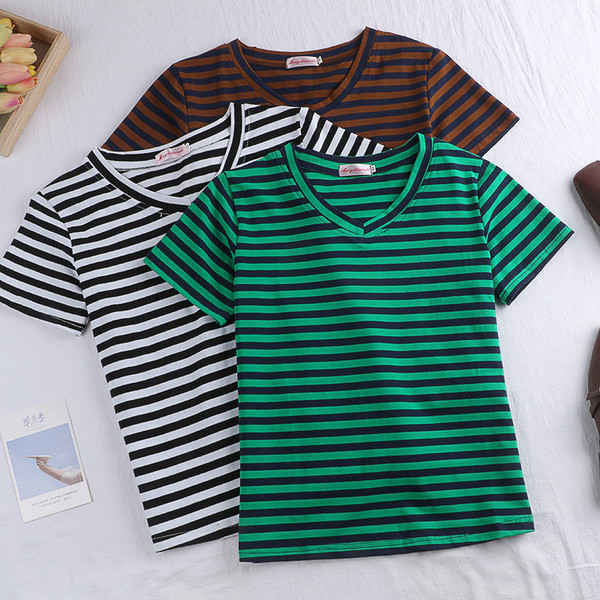 Tricou de damă cu dungi în trei culori, cu decolteu în V