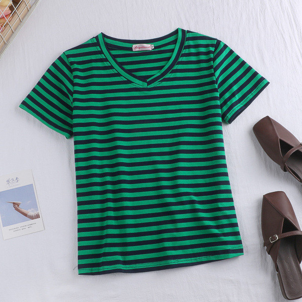 Tricou de damă cu dungi în trei culori, cu decolteu în V