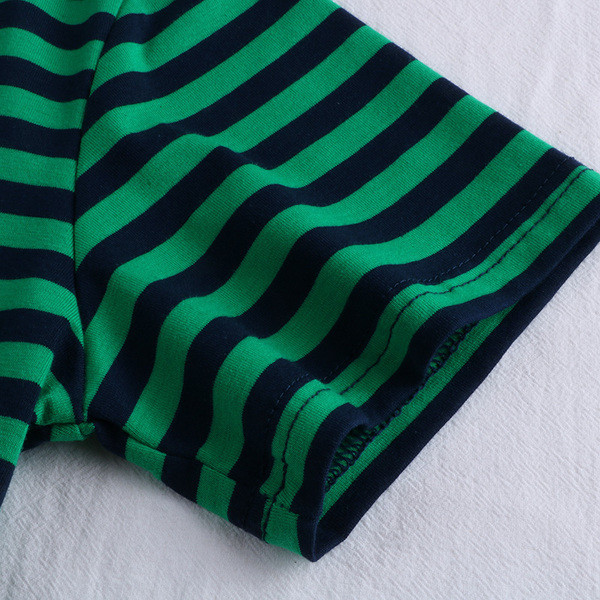 Tricou de damă cu dungi în trei culori, cu decolteu în V