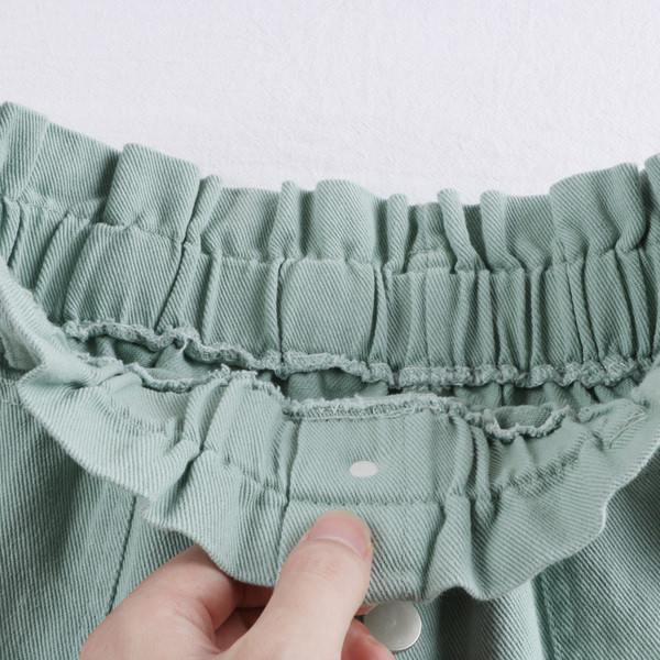 Pantaloni scurti de dama in patru culori cu nasturi