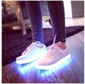 Adidasi moderni luminosi in trei culori potriviti pentru barbati si femei