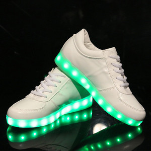 Adidasi moderni luminosi in trei culori potriviti pentru barbati si femei