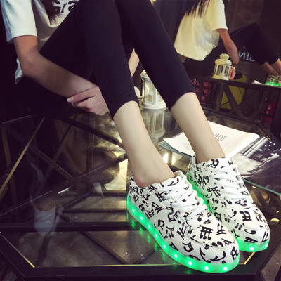 Adidasi moderni luminosi in trei culori potriviti pentru barbati si femei