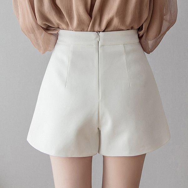 Pantaloni scurti eleganti de dama cu talie inalta in doua culori