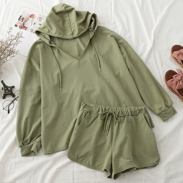 Κομψό και μοντέρνο γυναικείο σετ φούτερ με κουκούλα  και σορτς σε πολλαπλά χρώματα