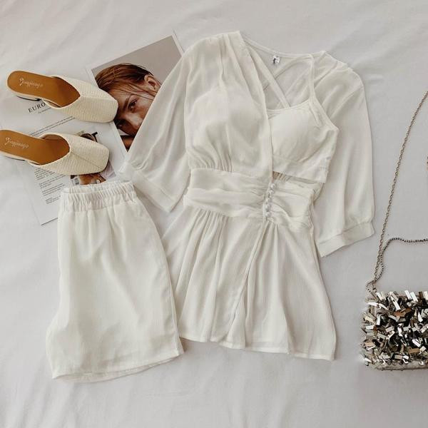 Set elegant pentru femei, care include o cămașă, bustieră și pantaloni scurți în alb