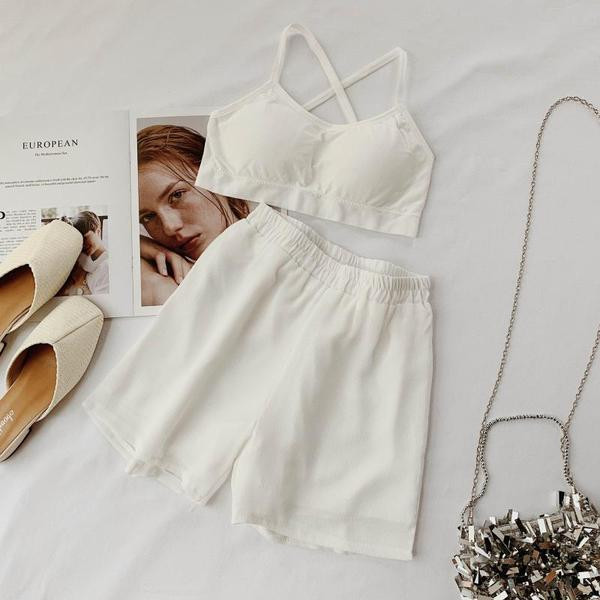 Set elegant pentru femei, care include o cămașă, bustieră și pantaloni scurți în alb